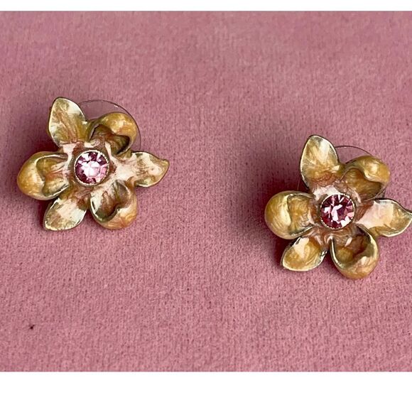Dainty Enameled LIGHT Peach Flower Earrings, Vintage, Unmarked - Picture 1 of 2